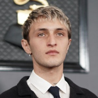 profile_Anwar Hadid