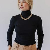 Black Turtleneck type de personnalité MBTI image