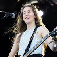 Alana Haim mbtiパーソナリティタイプ image