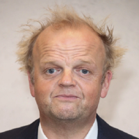 Toby Jones тип личности MBTI image