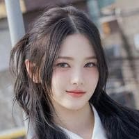 Mayu (tripleS) type de personnalité MBTI image