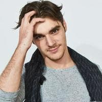 RJ Mitte MBTI 성격 유형 image