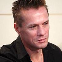 Larry Mullen Jr. тип личности MBTI image