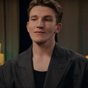 profile_Ewan Mitchell